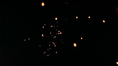 Gece Festivalinde Uçan Fenerler