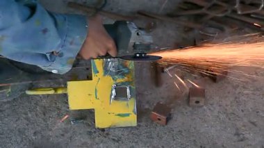 Fabrikada Metal Kesen Endüstriyel Makine