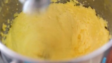 Kase Gıda Hazırlama Sürecinde Tereyağı ya da Krema Karıştırma