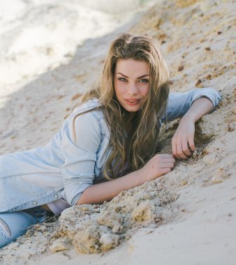 Şık kadın kum üzerinde poz