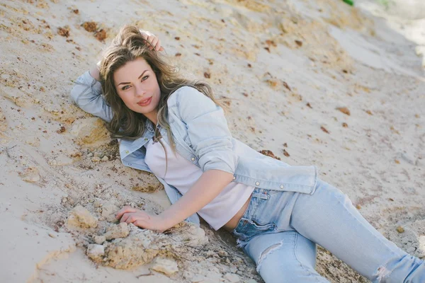 Стильная женщина позирует на песке — стоковое фото