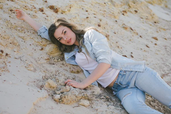 Стильна жінка позує на піску — стокове фото