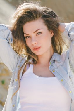 makyaj ile güzel bir genç kadın