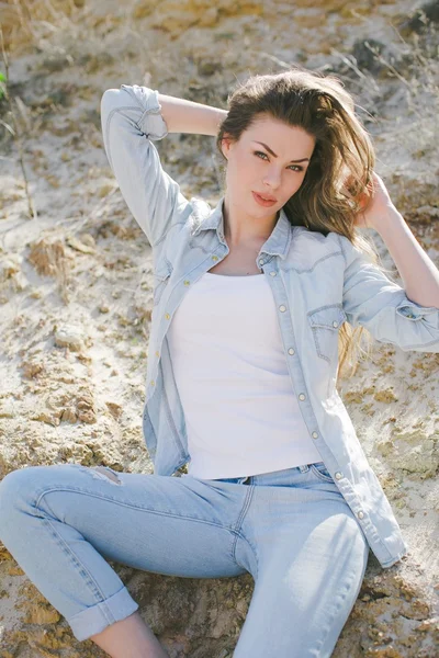 Mujer elegante posando en la arena — Foto de Stock