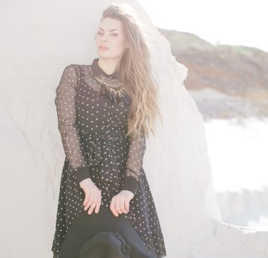 Şapka ile siyah elbiseli şık kadın