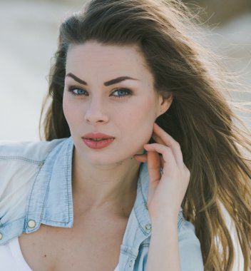 makyaj ile güzel bir genç kadın