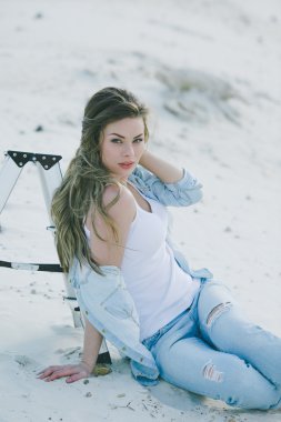 Şık kadın kum üzerinde poz