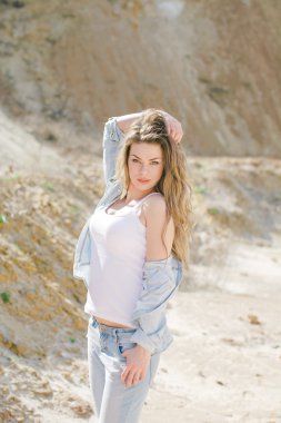 Şık genç ve güzel kadın