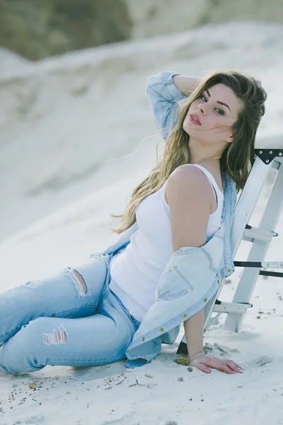 Mulher elegante posando na areia — Fotografia de Stock