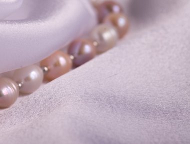 ipek kumaş üzerine inci kolye