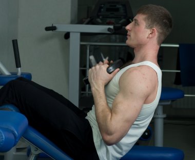 Düşüş crunch egzersiz yapan erkek