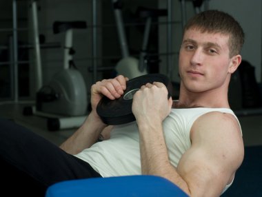 Düşüş crunch egzersiz yapan erkek