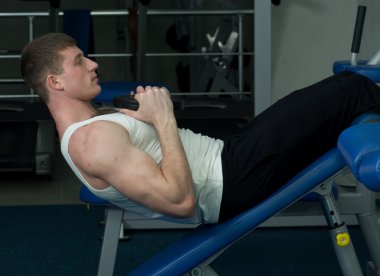 Düşüş crunch egzersiz yapan erkek