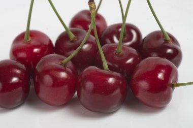 beyaz arkaplanda kirazlar