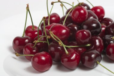 beyaz arkaplanda kirazlar