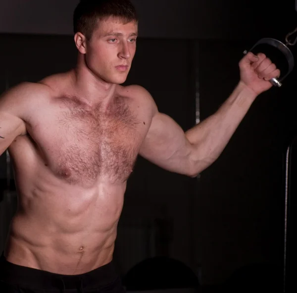 Entrenamiento modelo fitness masculino en gimnasio — Foto de Stock