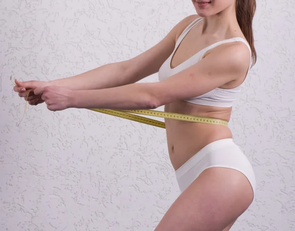 Fitness woman measuring her waist — Stock Photo, Image