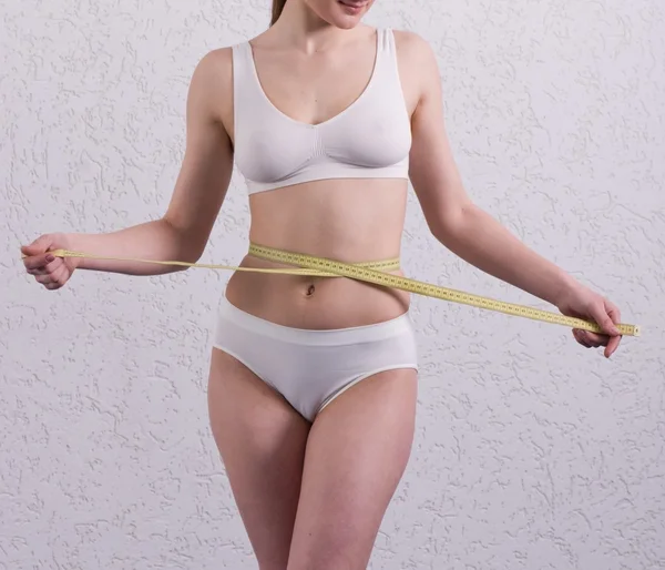 Mulher fitness medindo sua cintura — Fotografia de Stock