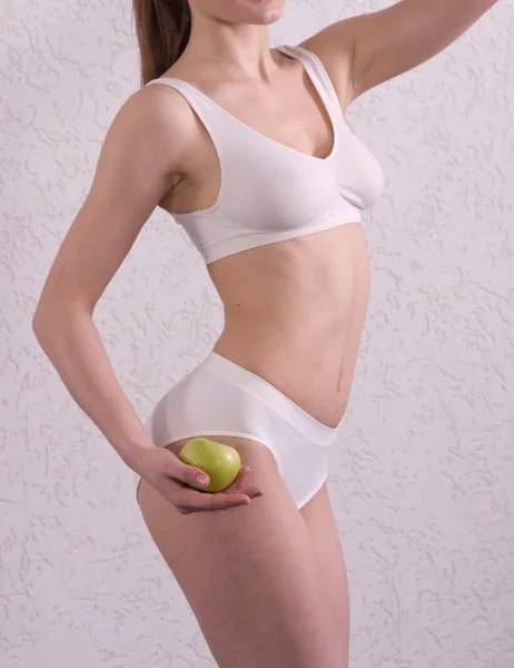 Elma tutan ince kadın — Stok fotoğraf