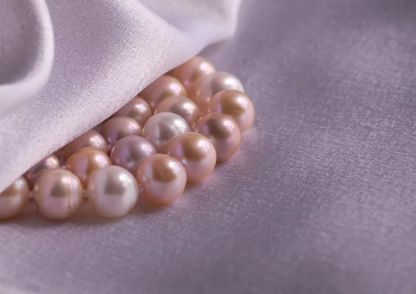 Pearls necklace on silk fabric — Stock Photo, Image