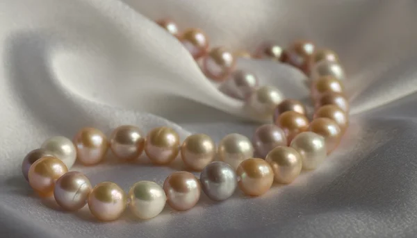 Pearls necklace on silk fabric — Stock Photo, Image