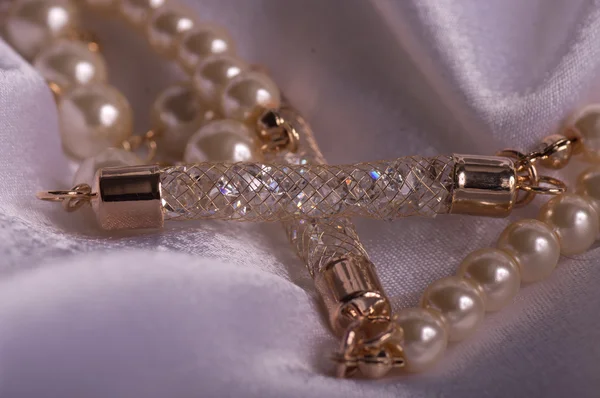 Collar de perlas en tela de seda — Foto de Stock