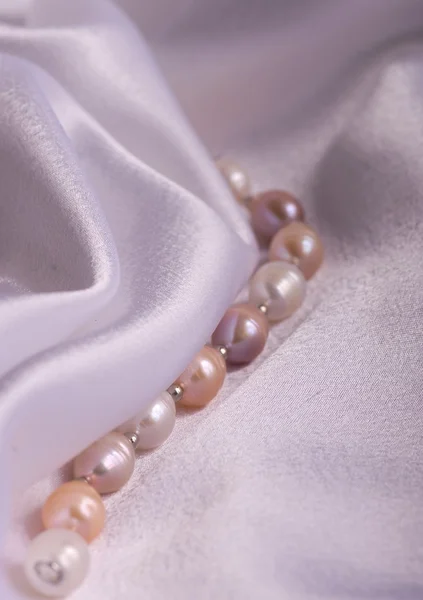 Pearls necklace on silk fabric — Stock Photo, Image