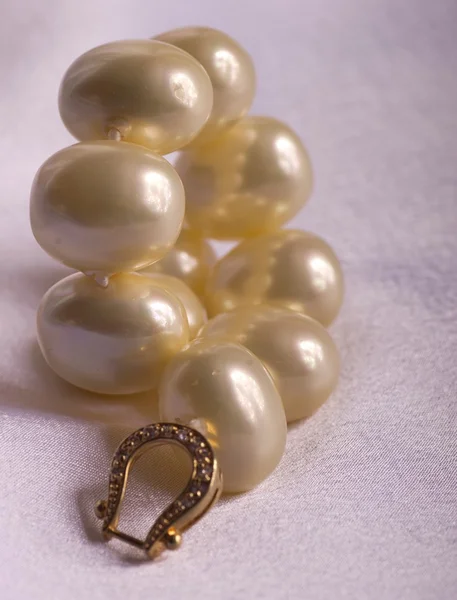 Collana di perle su tessuto di seta — Foto Stock