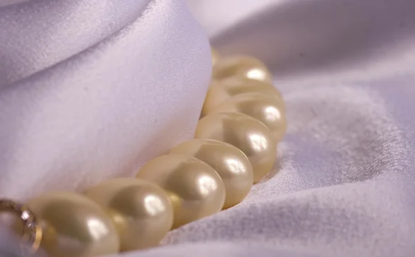 Pearls necklace on silk fabric — Stock Photo, Image