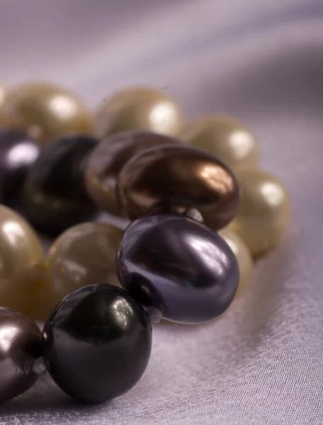 Collar de perlas en tela de seda — Foto de Stock