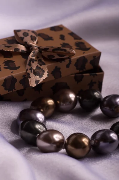 Joyería con caja de regalo — Foto de Stock