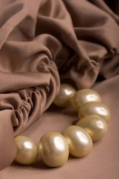 Halsband av pärlor på sidentyg — Stockfoto