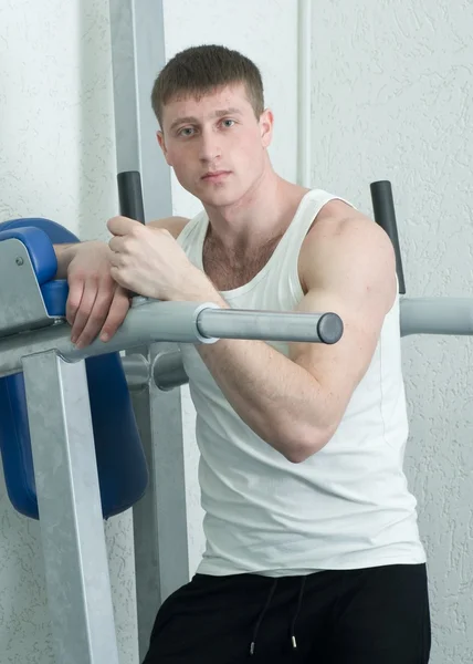 Uomo muscoloso sportivo in palestra — Foto Stock