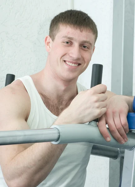 Uomo muscoloso sportivo in palestra — Foto Stock