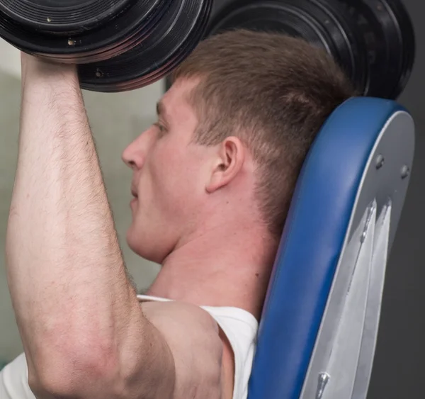 Uomo muscoloso sportivo in palestra — Foto Stock