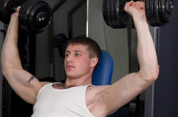 Hombre deportivo muscular en el gimnasio — Foto de Stock