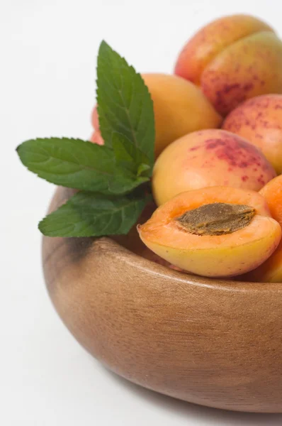 Läckra aprikoser med mynta — Stockfoto