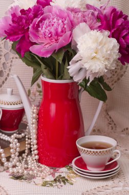 Bahar peonies ile Vintage çay fincanı 