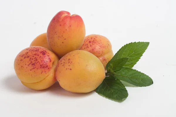 Sabrosos albaricoques con menta —  Fotos de Stock