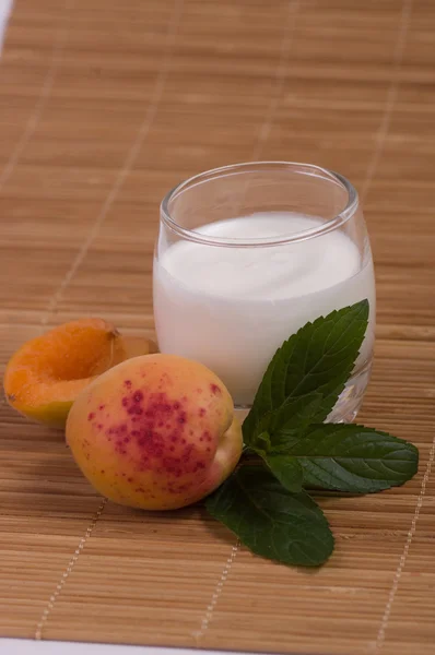 Batido y albaricoques con menta — Foto de Stock