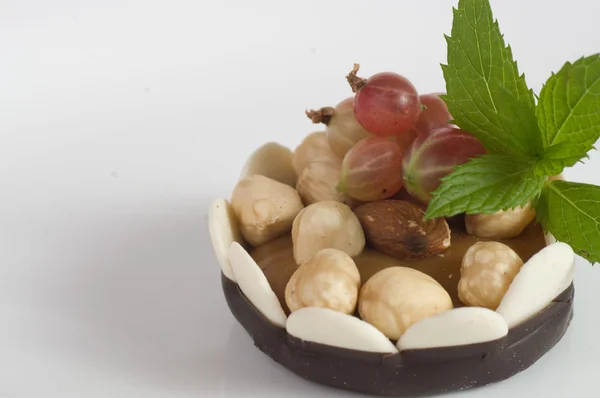 Avellanas con grosellas en la torta — Foto de Stock