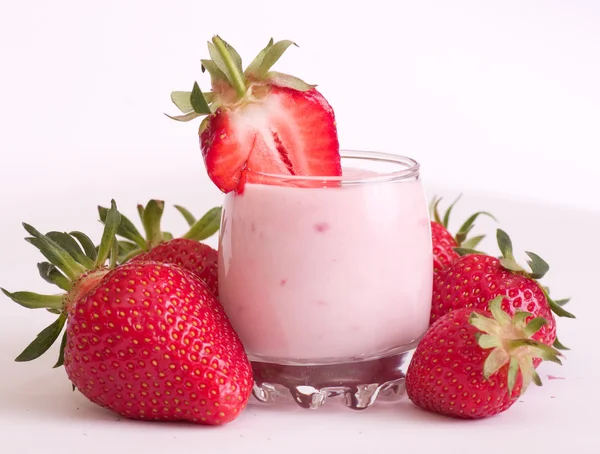 Jordgubbar smoothie i glas — Stockfoto