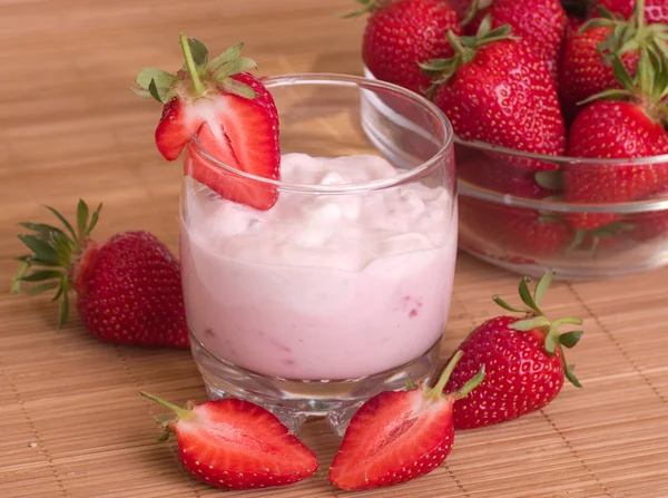 Batido de fresas en vidrio —  Fotos de Stock