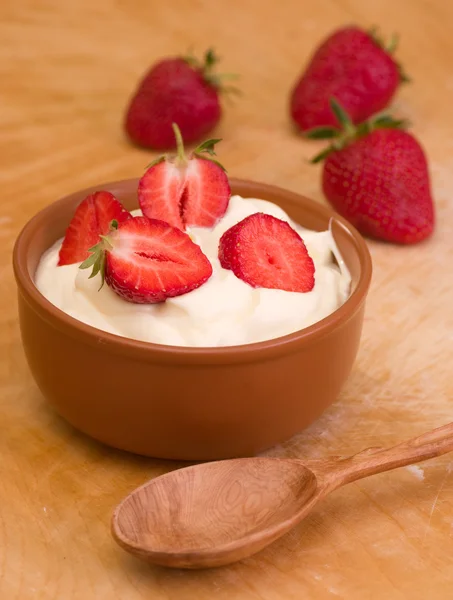 Strawberries with whipped cream — Stock Photo, Image