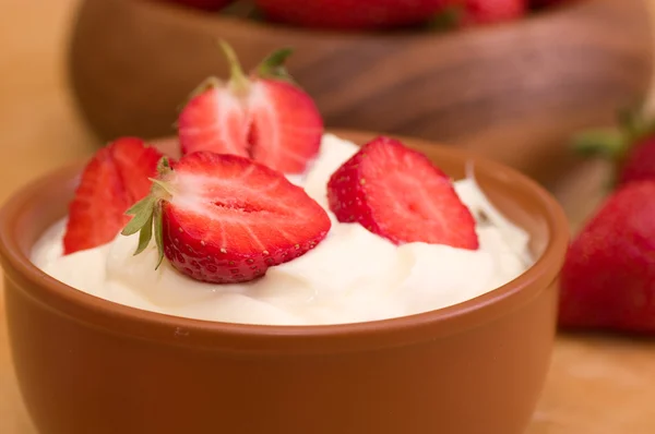 Fragole con panna montata — Foto Stock