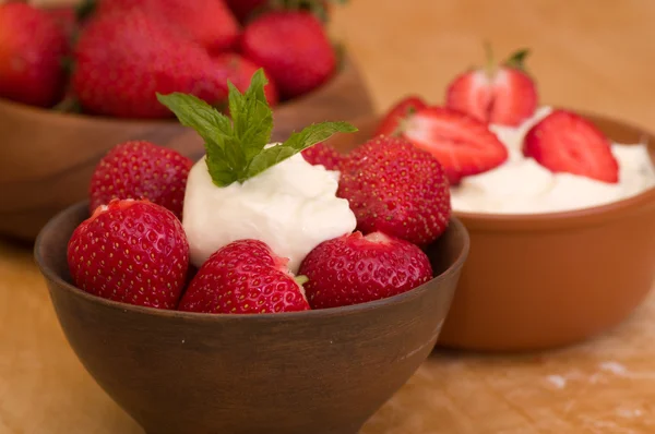 Fragole con panna montata — Foto Stock