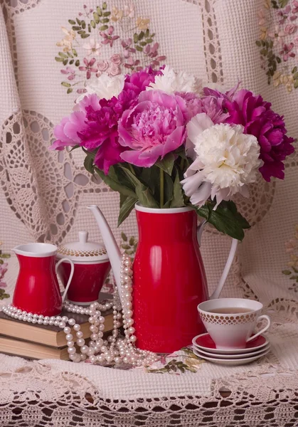 Vintage teacup with spring peonies — Stock Photo, Image