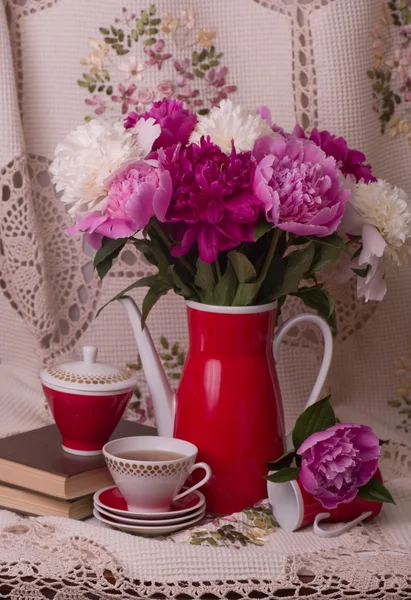 Bahar peonies ile Vintage çay fincanı — Stok fotoğraf