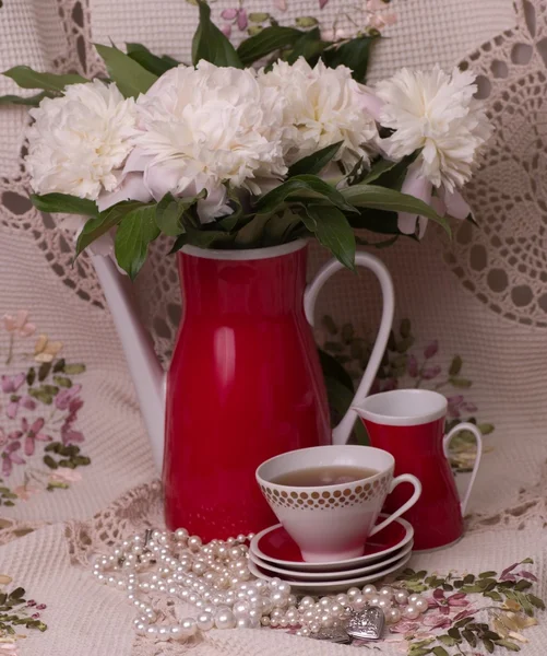 Vintage teacup with spring peonies — Stock Photo, Image