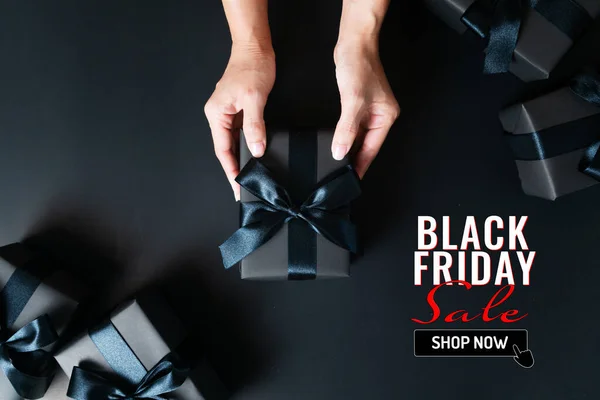 Black Friday Sale Frau Hand Geben Die Geschenkbox Auf Schwarzem — Stockfoto